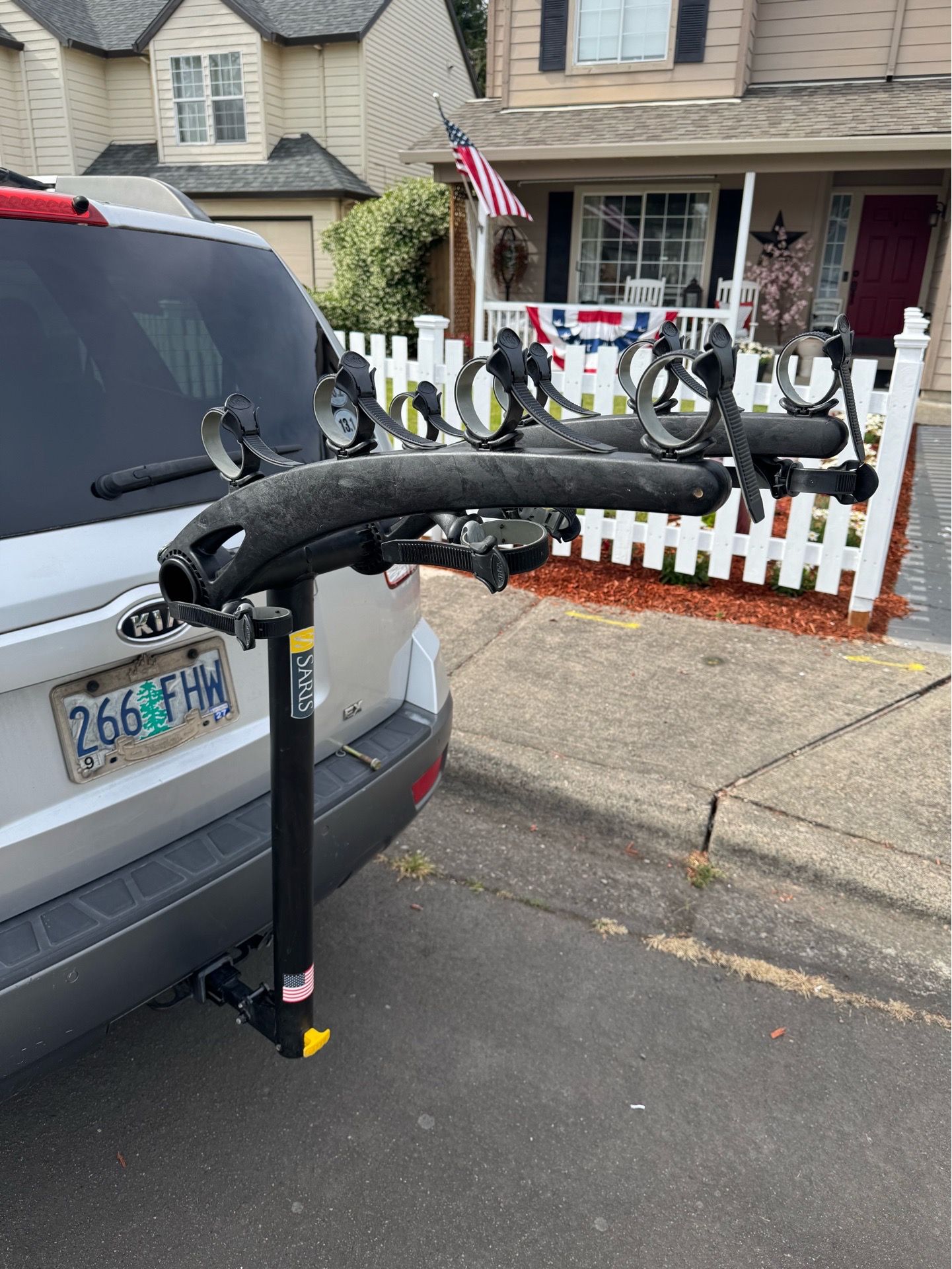 Saris Hitch Mount Bike Rack - Holds 4 Bikes - Great Condition..
