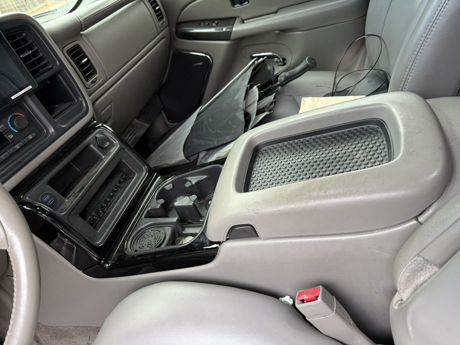 03-06 Light Grey Center Console Silverado Tahoe