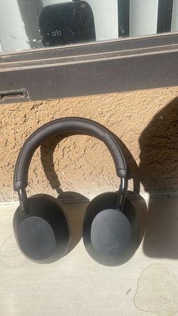 WH1000 XM5 wireless headphones