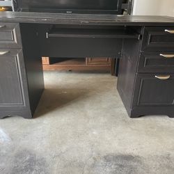 Black desk-free