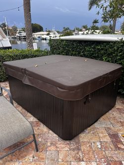 Like New Hot Tub 3 Persons