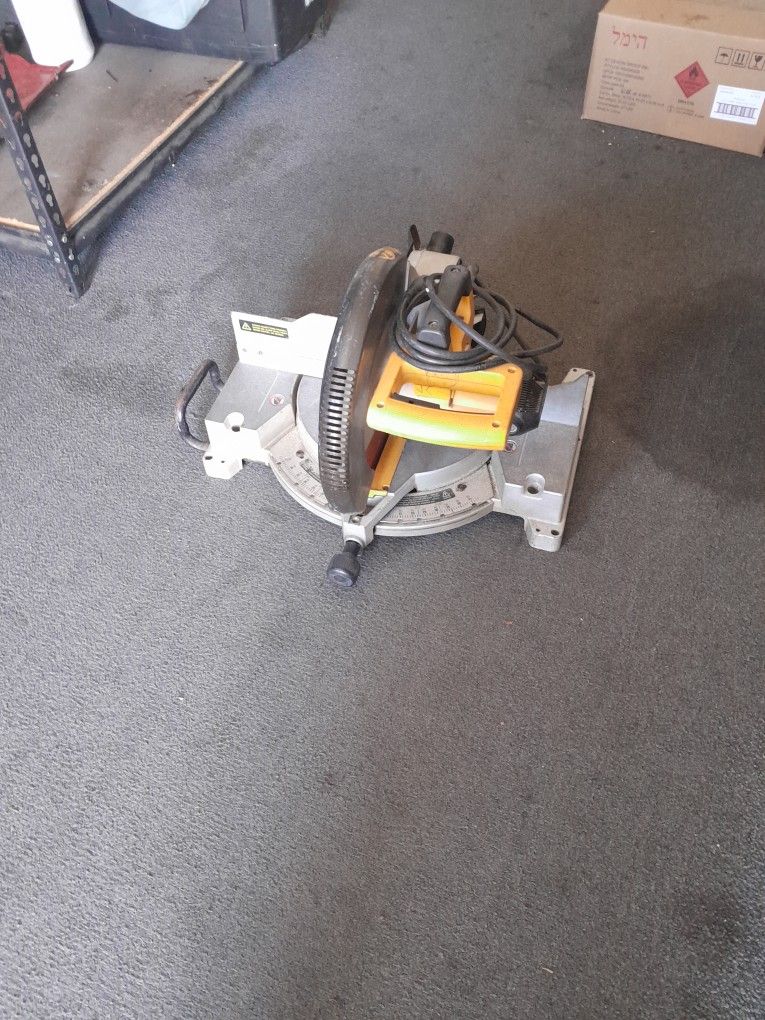 12 Inch Compound Miter Saw DeWalt