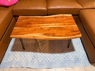 Live Edge Wood Coffee Table, beautiful natural grain and shape, great condition