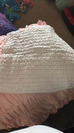 Full Comforter And Two Pillow Cases 