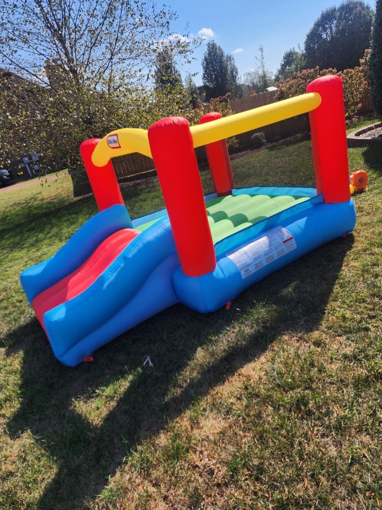 *** INFLATABLE BOUNCE HOUSE & WATER SLIDE ***