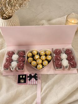 Cajas de regalo mom con chocolates Ferrero y set de joyas de oro laminado