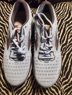 Tennis shoes