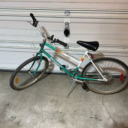 Bicycle Peugeot. Low Cross Bar
