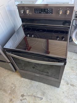 Whirlpool stove electric working perfectly  No issues at all. Extra for delivery same day delivery and installation available