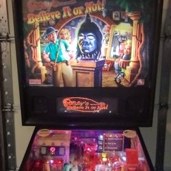 RIPLEY'S BELIEVE IT OR NOT! PINBALL MACHINE BY STERN
