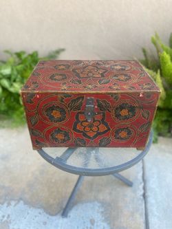 Selling a small wooden box, great decoration display
