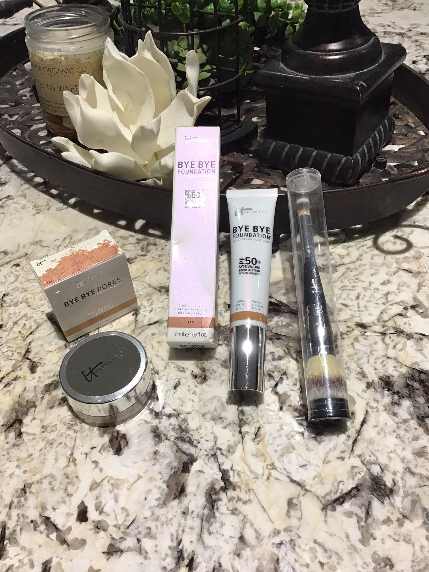 New IT’S Cosmetics 50 Block Foundation TAN& IT’S Cosmetics Bye Bye Pores Finishing Powder TAN And Foundation/concealer Brush