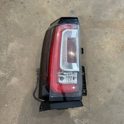 2015, 2016, 2017, 2018, 2019, 2020 GMC Yukon Tail Light Driver / Luz ( Used Car Parts )