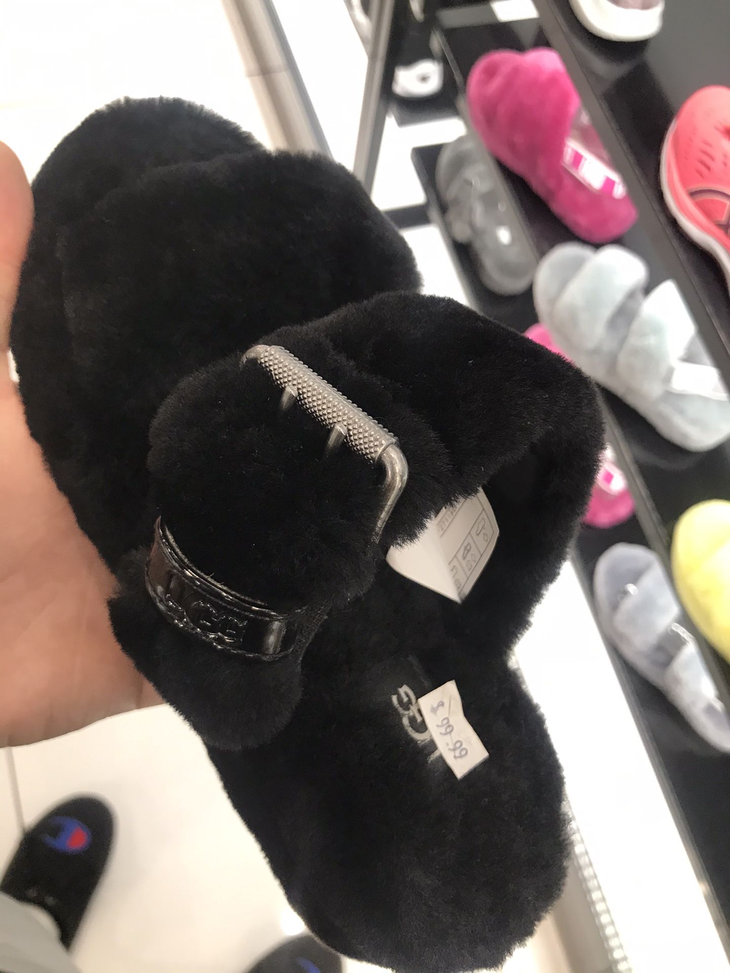 Women’s Ugg fuzz yeah slippers size 5-7,9-10