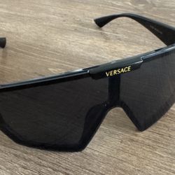 Oversized Shield Sunglasses – Bold Black & Gold Unisex Style