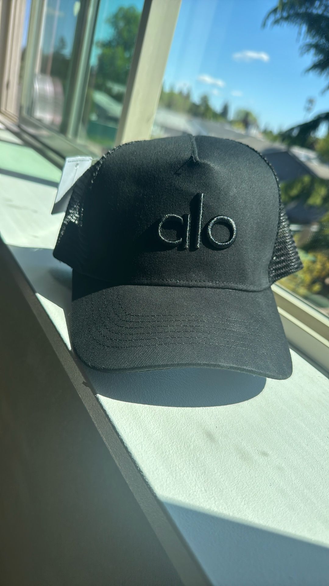 Alo yoga trucker hat