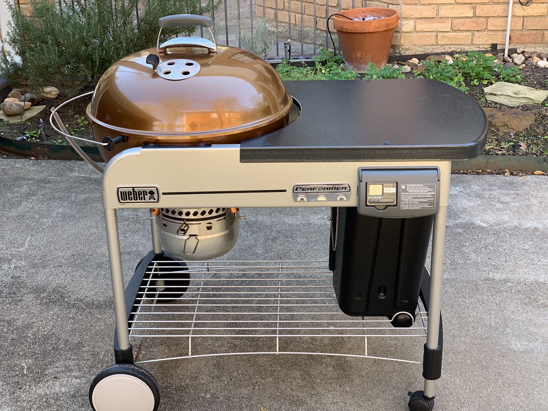 Weber Performer Deluxe Charcoal Grill, 22-Inch, Touch-N-Go gas ignition system, Copper