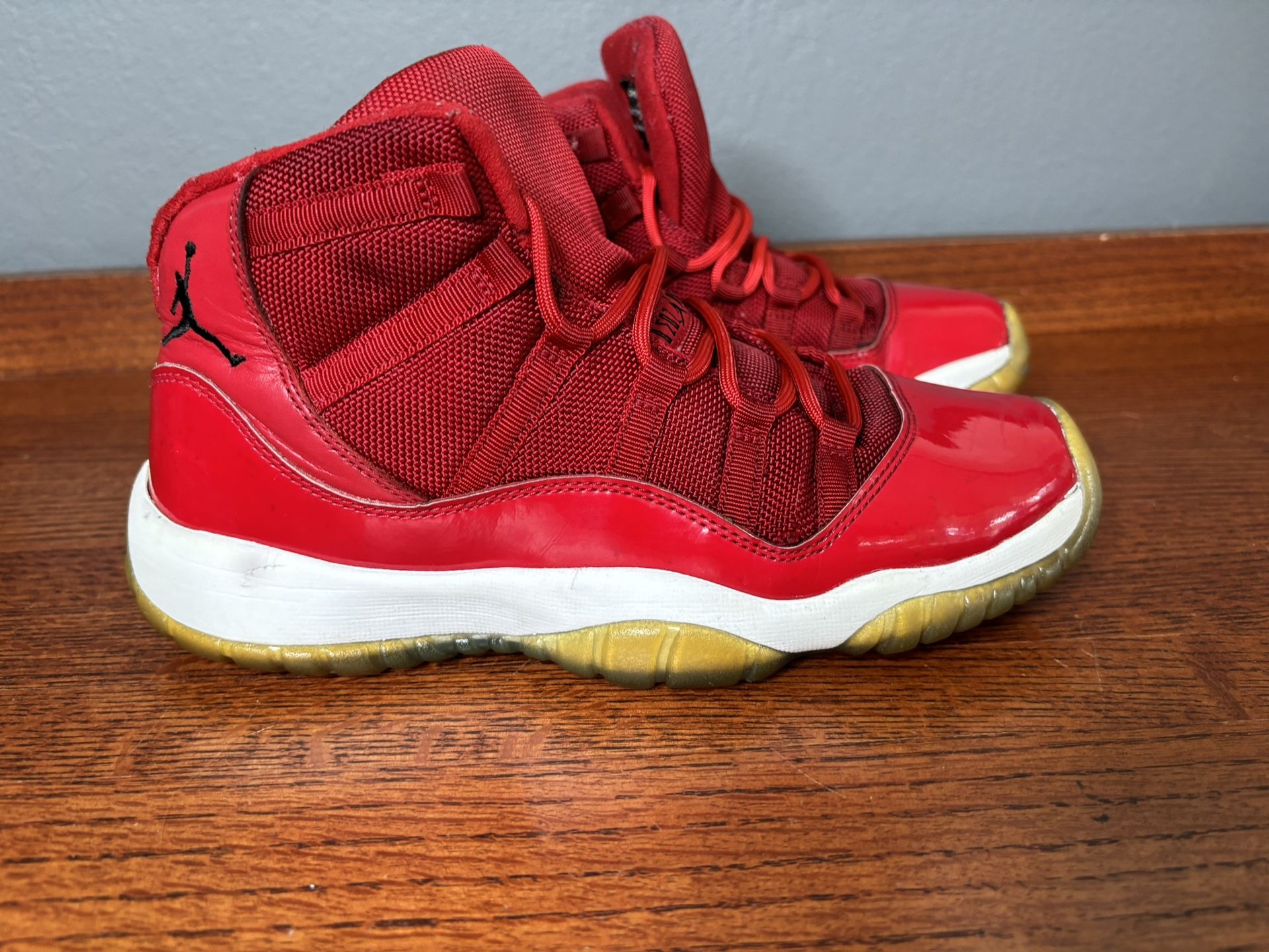 Nike Air Jordan 11 Win Like 96 Size 7y Athletic Shoes Sneakers needs new laces