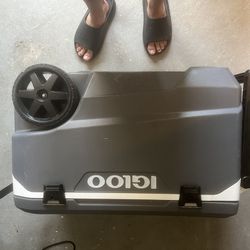 Igloo Flip and Tow 90qt Roller Cooler