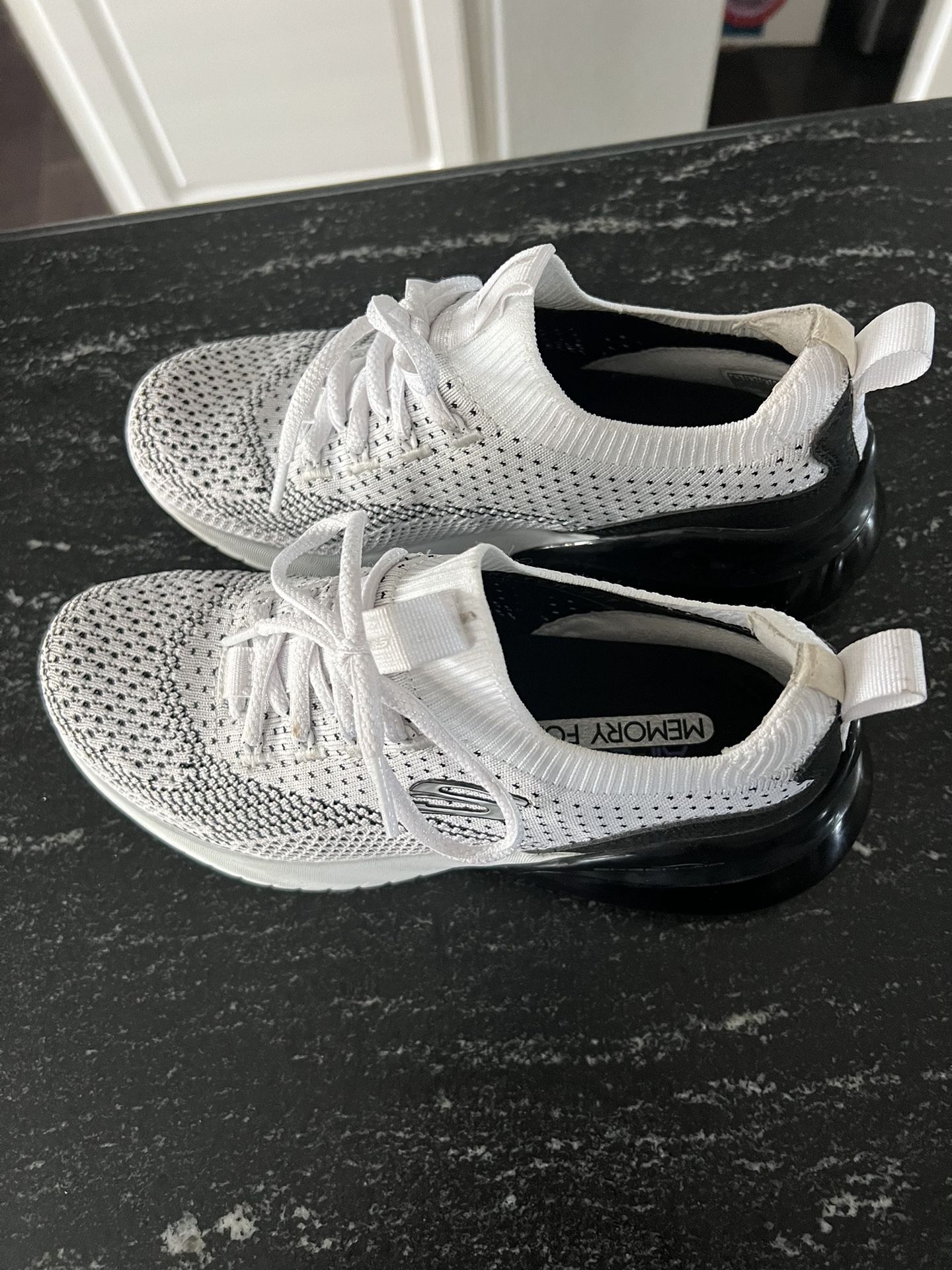 Sneakers/Skechers