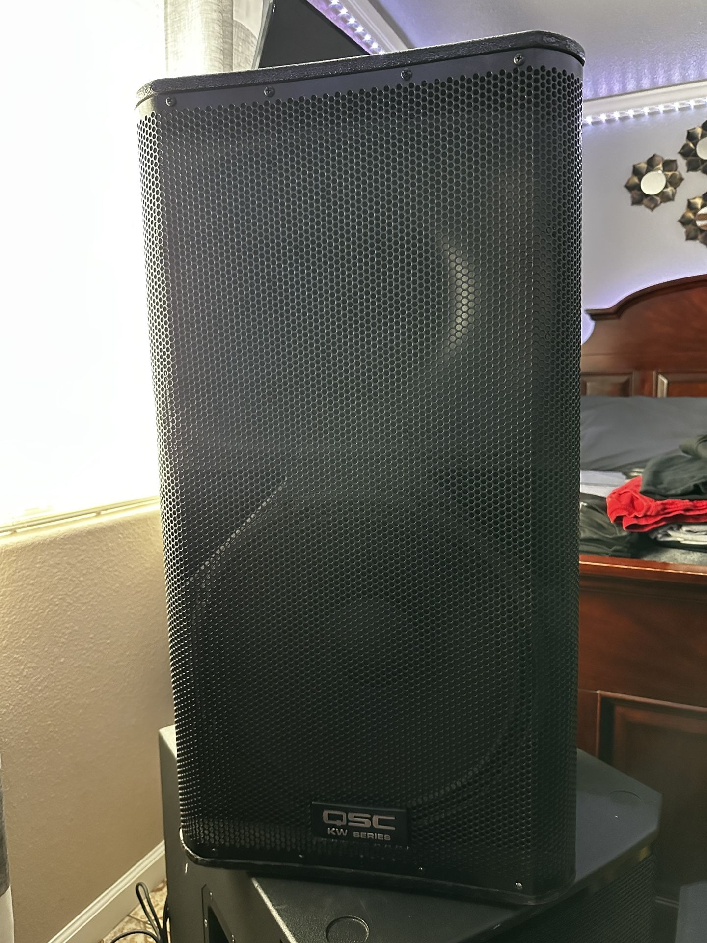 KW152 ~ POWERED QSC SPEAKER