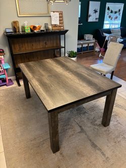 Extendable dining table