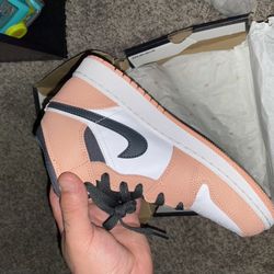 Jordan 1 MID (GS) Pink Quartz , SZ 6Y 