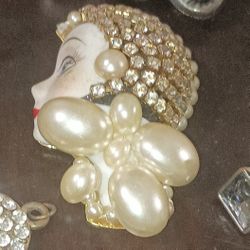 Lady Head Broach Porcelain
