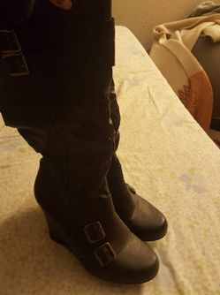 Se vende esta botas por los dos $50 dollares son talla 7 y medio