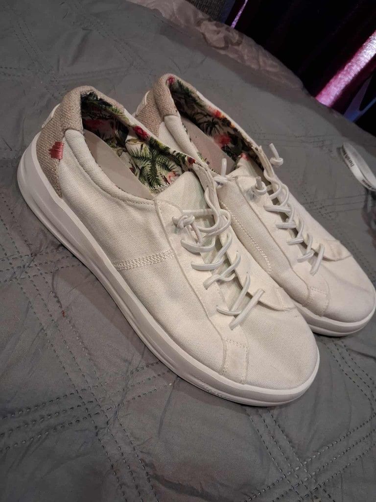 Size 9 Hey Dudes Shoes