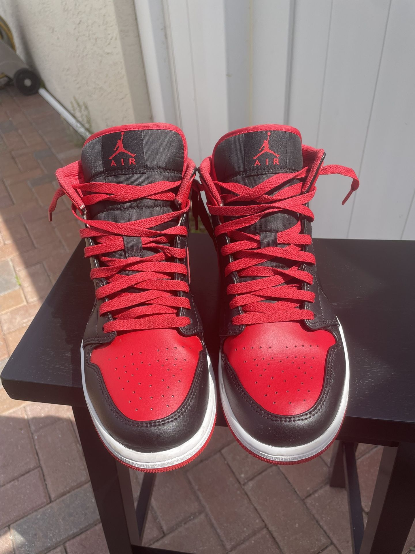 Jordan 1 Mid Alternate Bred (2022) Women Air Jordan 1 Mid “Alternate Bred Toe” now available online main image 3