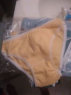 New child panties sz SM. fits 4-7 yrs old