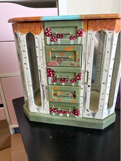Standing jewelry case