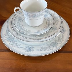 8 Place Settings Mikasa China., Dresden Rose Pattern 