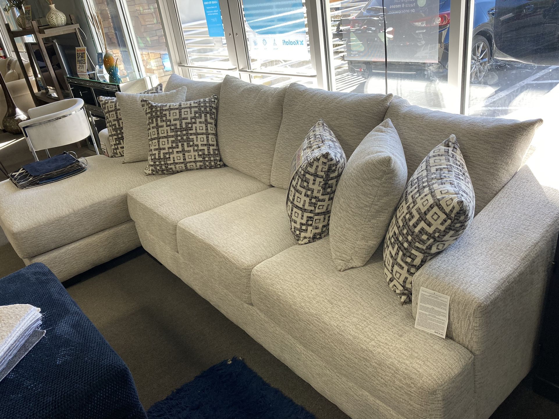 $1999 2pcs Sectional 💛