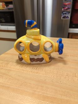 Yellow submarine aquarium decor