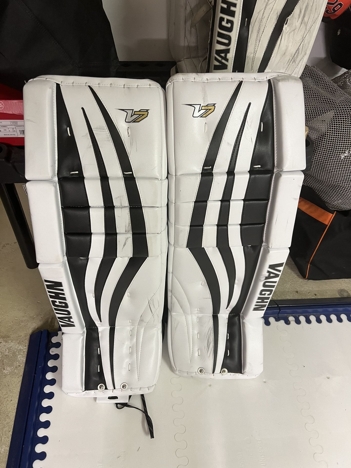 Vaughn V7 Goalie Pads for Sale in Medford Lakes, NJ OfferUp