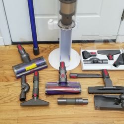 NEW cond DYSON   CORDLESS ,  V11 MODEL VACUUM WITH COMPLETE ATTACHMENTS. , ACCESSORIES   ,WORKS EXCELLENT.  ,AMAZING SUCTION   , IN THE BOX 