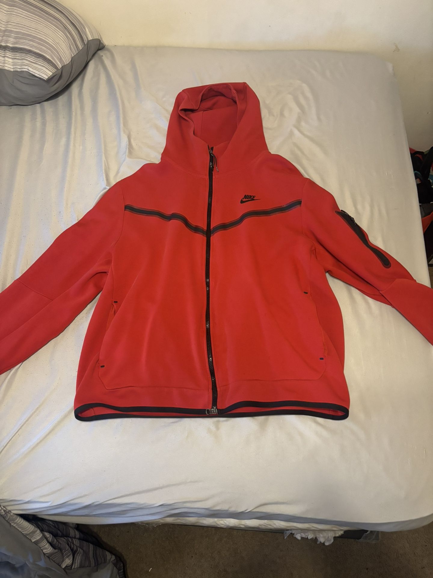 Nike Tech, Red