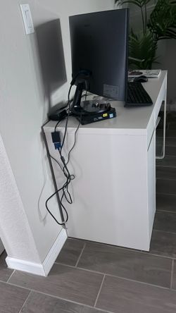 Computer desk