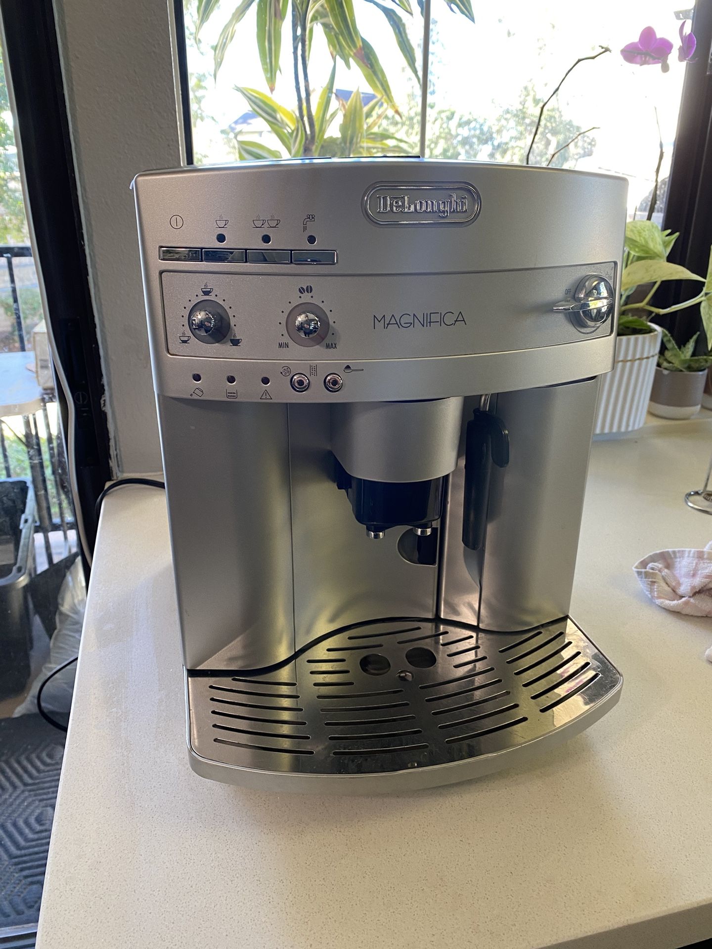 DeLonghi Magnifica ESAM3300 Super Automatic Espresso Machine - Like New! $325
