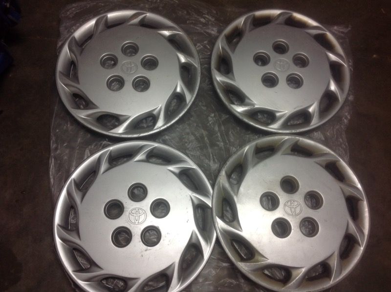 Original Toyota camry hub cap set, fits cars year 97 to 99