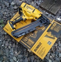 DeWalt 20V MAX XR 15-Gauge Angled Finish Nailer