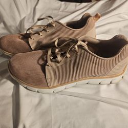 ROSE COLORED WOMEN SKECHERS SIZE 10