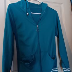 Linda Chamarra Delgada Como De Licra El Color Es Verde  Agua Taya M Pero De Estar Aguardada Selo Borro La Taya No Usada Nunca 