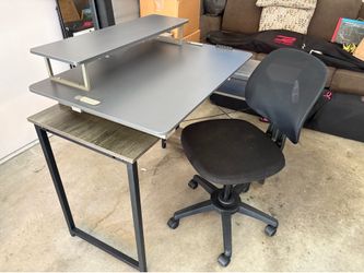 COMPUTER DESK WITH STAND UP PLATFORM