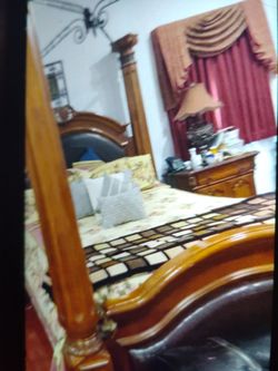 Cama grande con 4 postes solo $150 sin Colton