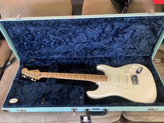 White Fender Stratocaster w/ original Fender case and Crush amplifier
