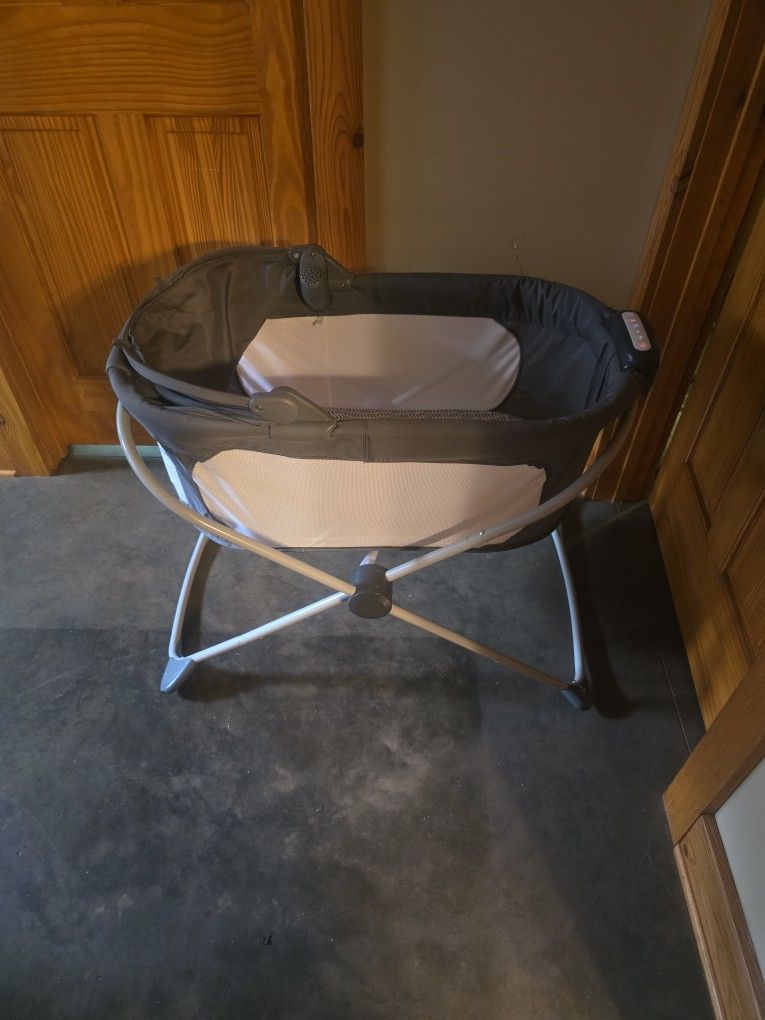 Fisher Price Portable Bassinet W/ Star Illumination