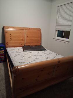 Sleigh bed